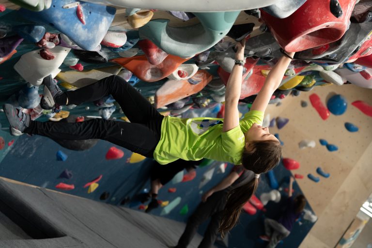 Mászóóra: alternatív tornaóra a Hi5 boulderben